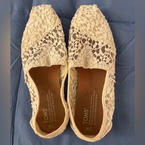 TOMS Women's Lace Flats in white